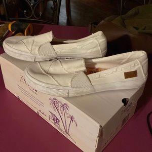 White blowfish casual flat